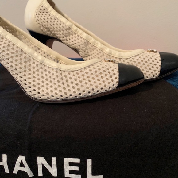 CHANEL Cream and Black Modern Heels - Picture 4 of 8